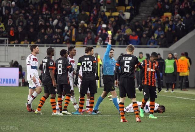 莱万多夫斯基赛事官方发布赛事规则更新新规，巴黎圣日耳曼争议不断！